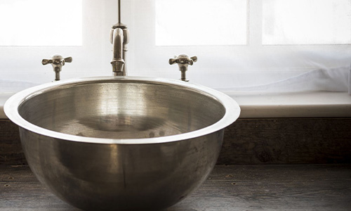 William Holland tin basin in a bathroom decor